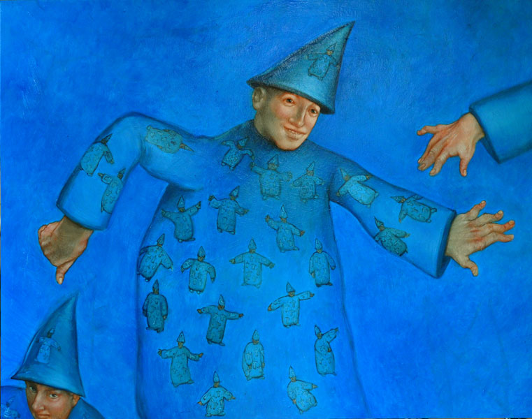 Personnage souriant, les mains écartées, vêtu d'un chapeau pointu et d'une grande robe bleus ; sur le chapeau et la robe sont brodés des images du même personnage sur les robes desquels se devinent les mêmes broderies. En bas à gauche, se répète un visage d'un même personnage. En haut à droite, se répète la main d'un même personnage.