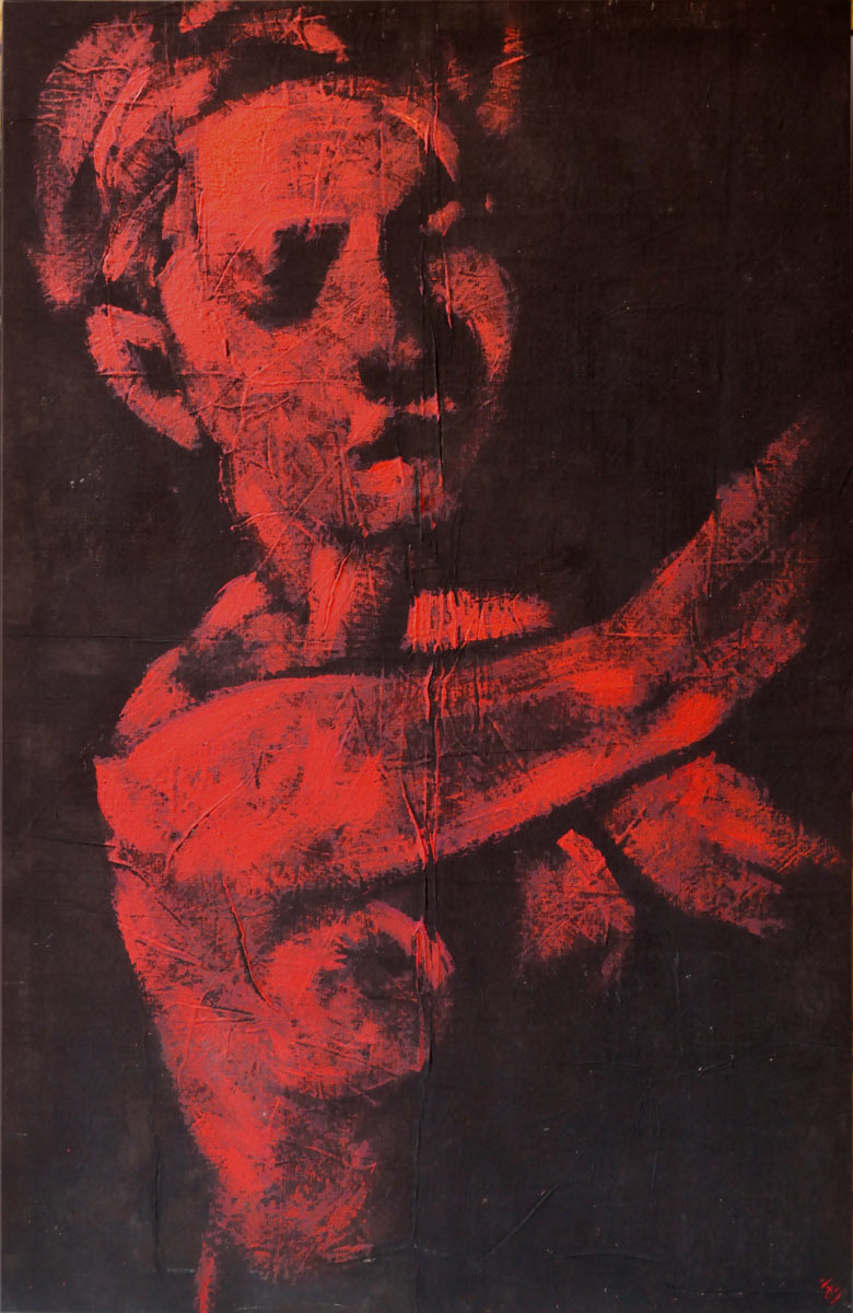 Une femme lève les bras, rouge sur noir.