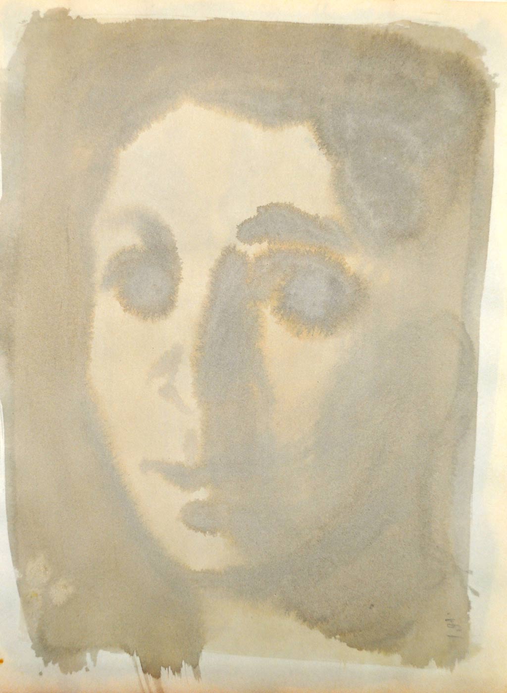 Un visage de trois-quart, dessiné par des tâches qui se fondent les unes dans les autres. Les yeux ne sont représentés que par des taches qui dessinent les orbites du crâne.<br/>