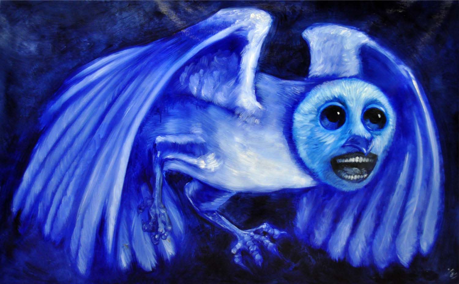 Une chouette bleue en vol, avec une bouche humaine qui semble hurler.