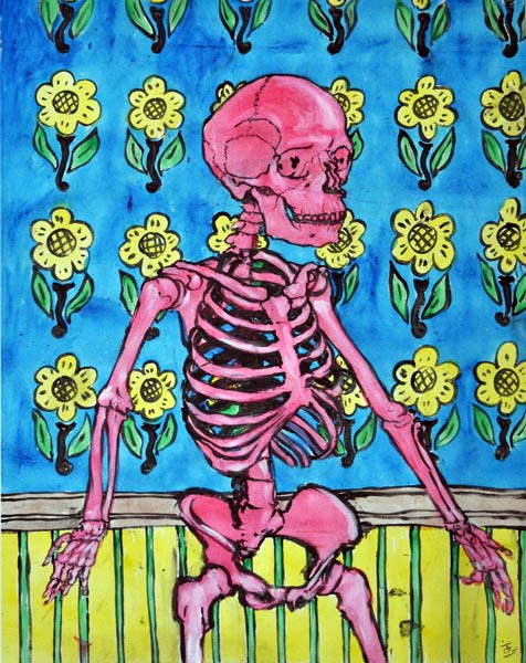 Sur un fond de papier peint, fleurs stylisées vertes et jaunes posées sur un fond bleu, limité vers le bas par une moulure ocre et un autre papier peint rayé vert et jaune vers le bas, un squelette s'avance, les bras légèrement écartés, cadré à partir des fémurs. Le squelette est d'un rose acide. L'ensemble ressemble à un coloriage ou une BD, le dessin étant au trait noir et les couleurs très vives en aplat.